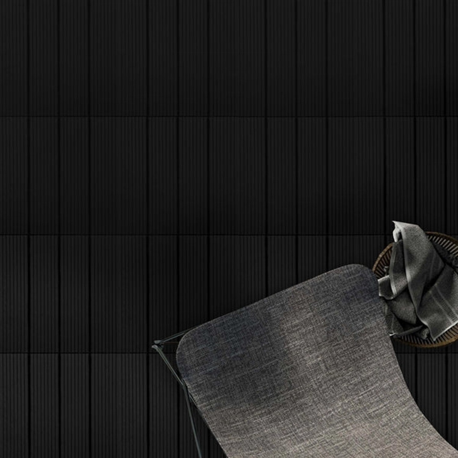 Wetterbeständige, graue Karat Klickfliese Claire 30x30 cm als Terrassenfliese verlegt, mit Stuhl.