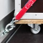Detailaufnahme: Ladungssicherung im Stema Kofferanhänger mit Zurrgurt und Rollen.