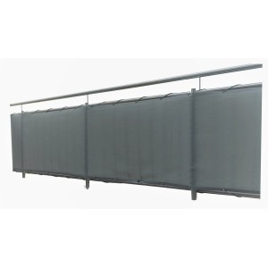 Silbergraue Peddy Shield Balkonverkleidung (90x500cm) mit Kabelbindern am Geländer.