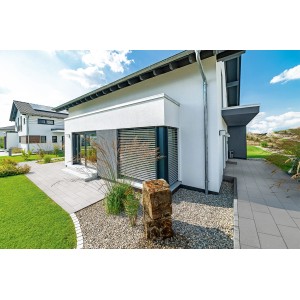 Verlegte EHL Mirano Pflastersteine in Dunkelgrau (15x30x8 cm) vor modernem Haus.