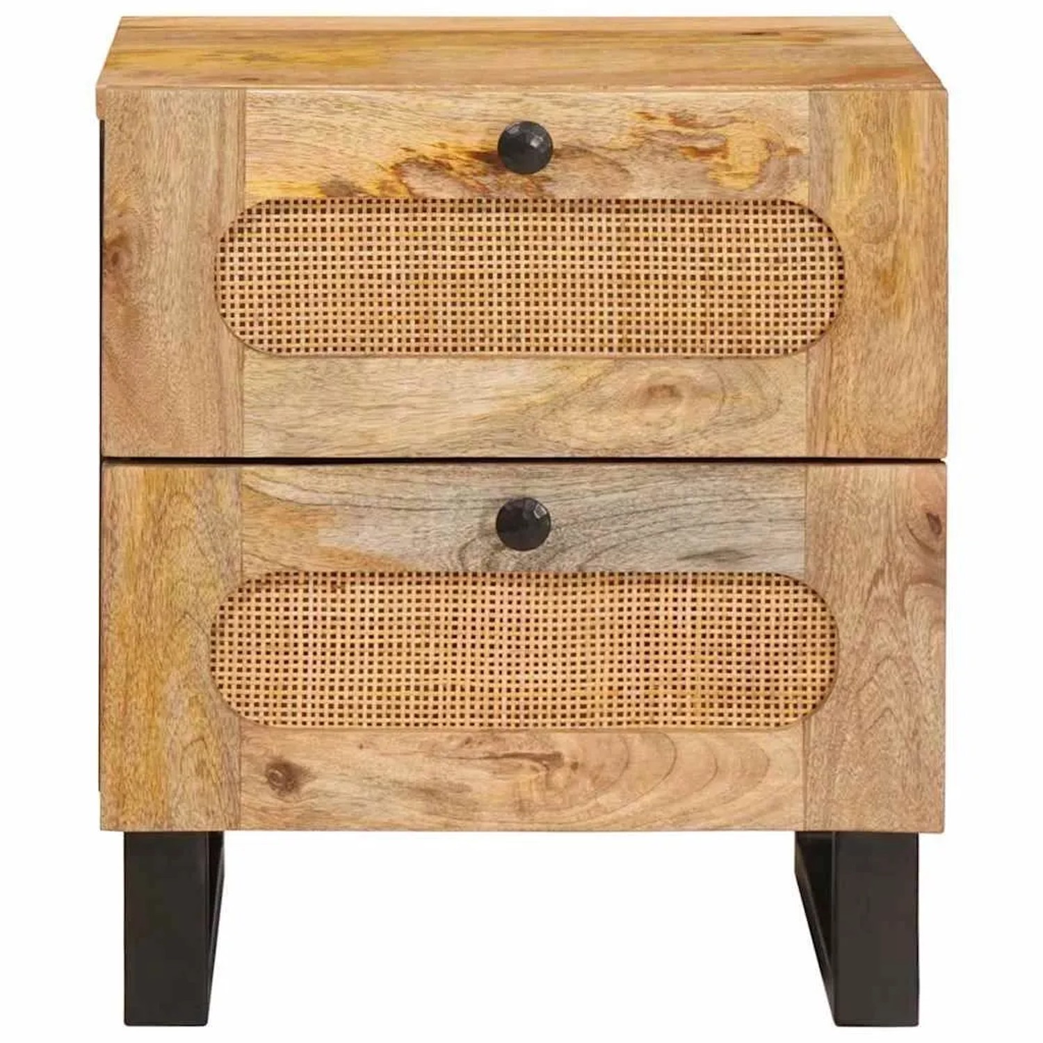 Nachttisch aus hellem Mangoholz mit zwei Rattanschubladen, schwarzen Knöpfen und schrägen Beinen. Modernes Schlafzimmer.
