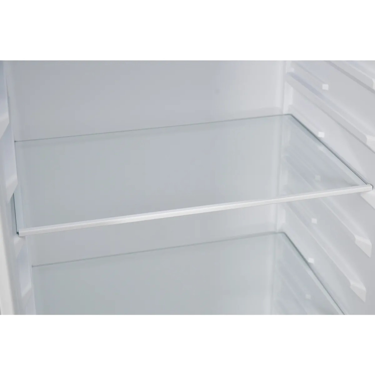 Innenansicht Telefunken Kühlschrank: Glasablage im weißen Kühlraum.
