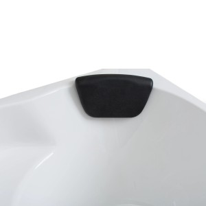 Detailaufnahme: Weiße Basera Eckbadewanne Formentera mit schwarzer Kopfstütze.