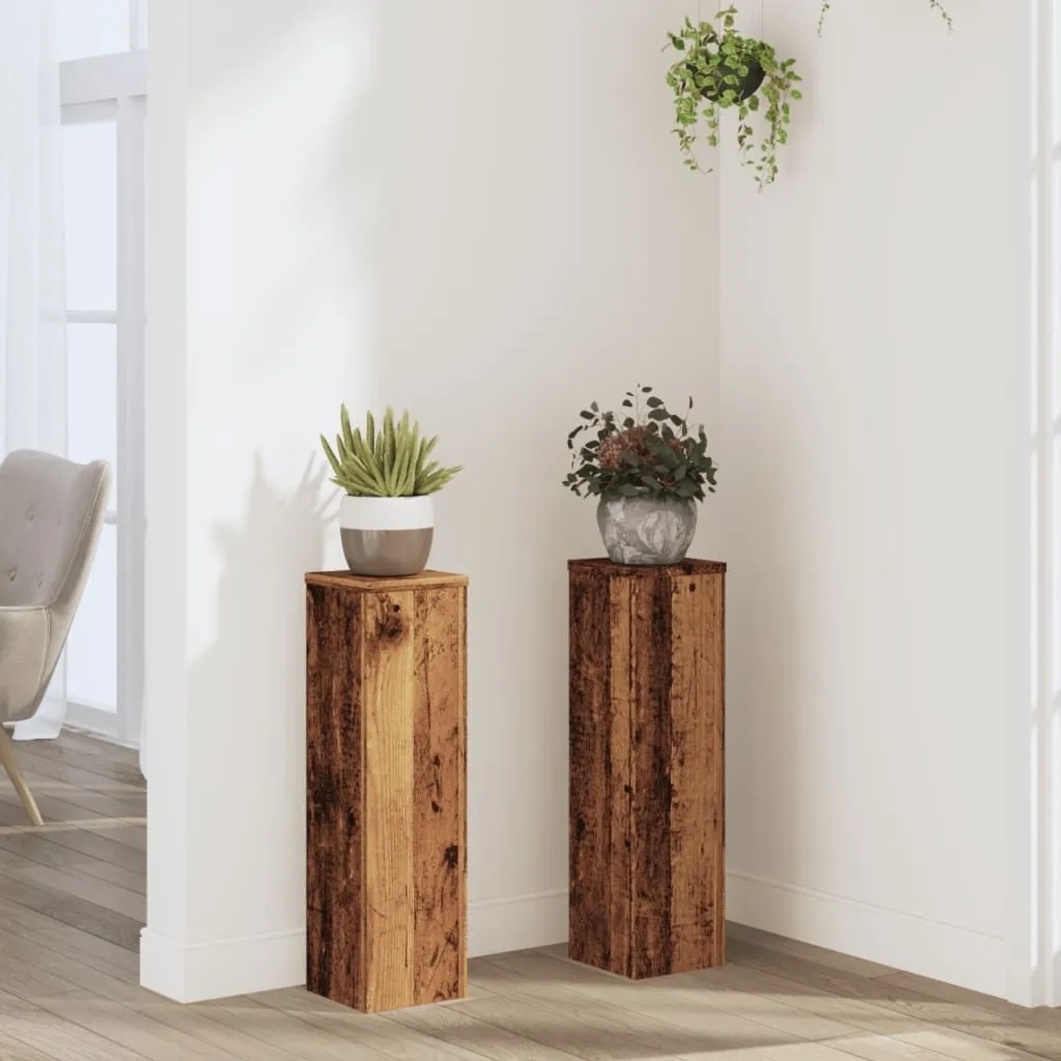 Zwei rechteckige Pflanzenständer in Altholz-Optik, Holzwerkstoff, 17x17x60 cm, für Innenräume.