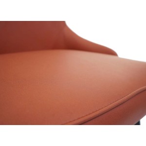 Detailaufnahme: Terrakotta-brauner Polsterstuhl M60 (6er-Set) mit Ziernähten.