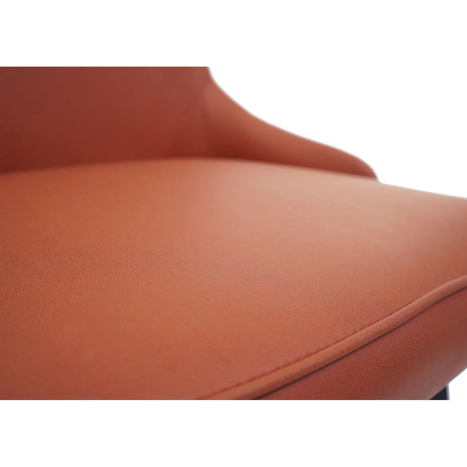 Detailaufnahme: Terrakotta-brauner Polsterstuhl M60 (6er-Set) mit Ziernähten.