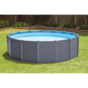Intex Frame Pool Set Graphit, Ø 478 cm, mit Sandfilteranlage im Garten.