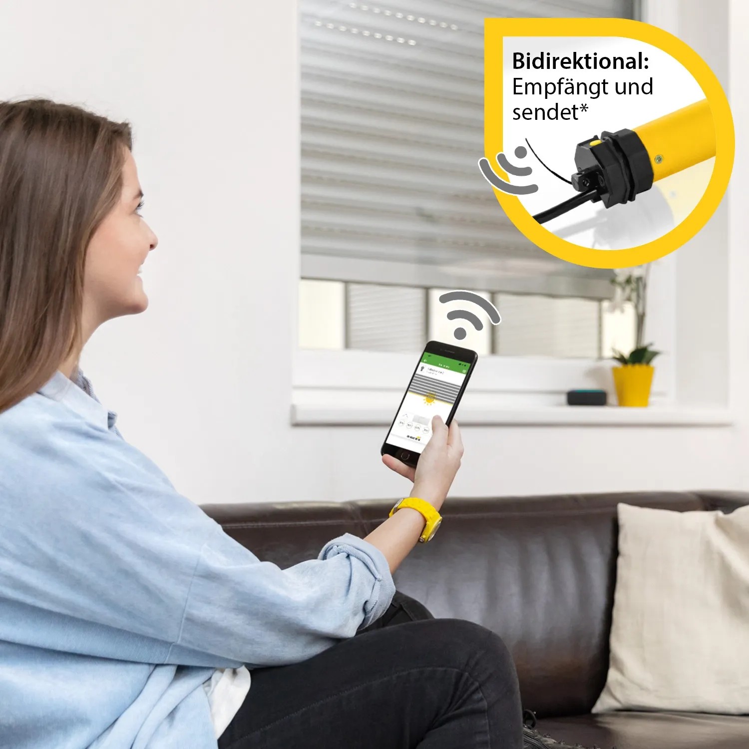 Frau steuert Schellenberg Funk-Rolladenmotor Premium per App. Rollladenantrieb mit bidirektionaler Funk-Kommunikation.