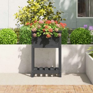 Grauer Pflanzkübel aus Kiefernholz mit Ablage, gefüllt mit bunten Blumen, auf einer Terrasse. Ideal für Balkon & Garten.