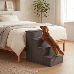 Graue faltbare Hundetreppe mit 3 Stufen. Ein Dackel nutzt die Aufstiegshilfe neben dem Bett.