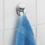 Wenko Wandhaken Celano aus Edelstahl mit blauem Handtuch an weißer Wand.