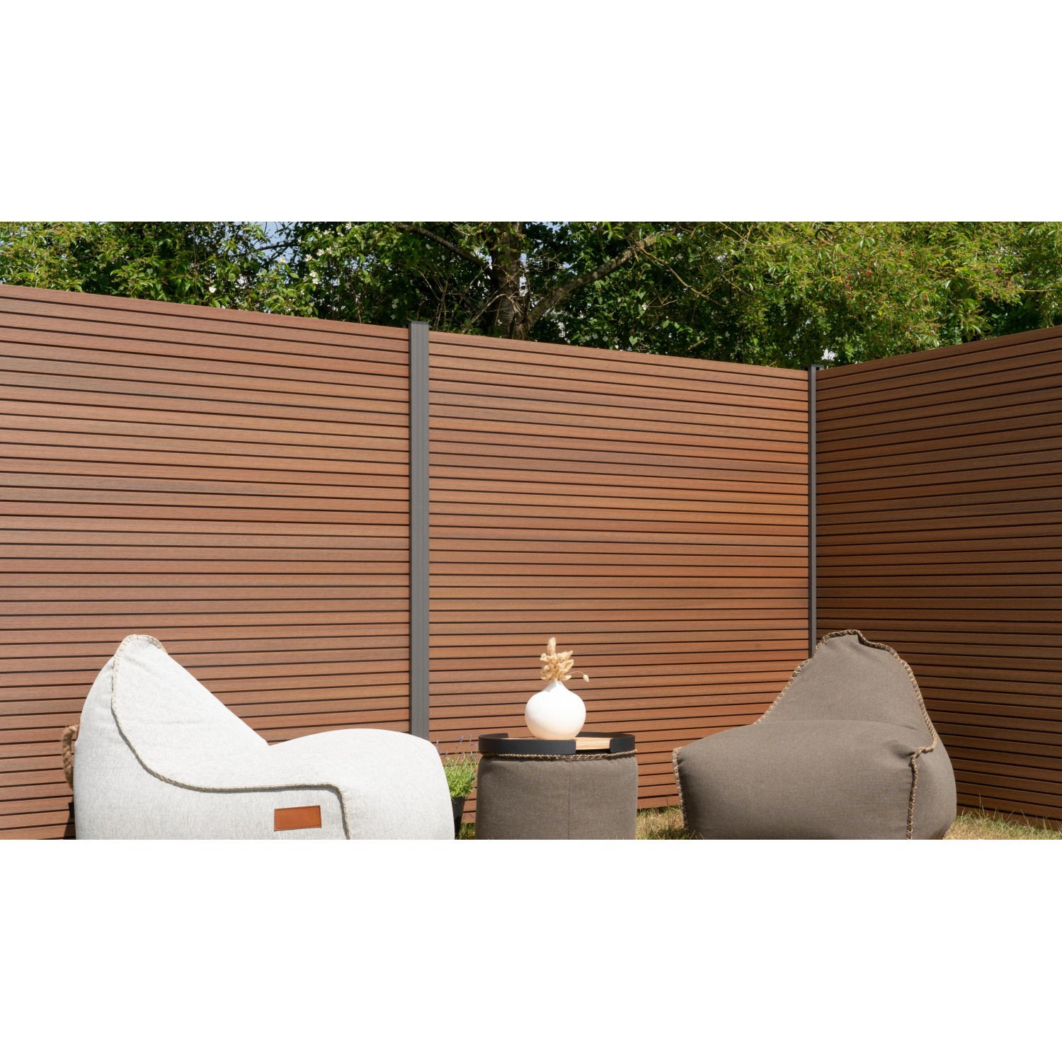 GartenLand WPC Zaun Shadowline, Mahagoni, ca. 180x180 cm, mit Sitzsäcken. Sichtschutz für Garten und Terrasse.