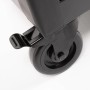 Detailaufnahme: Schwarze, kugelgelagerte Rolle mit Feststellbremse am Mephisto Werkstattwagen.