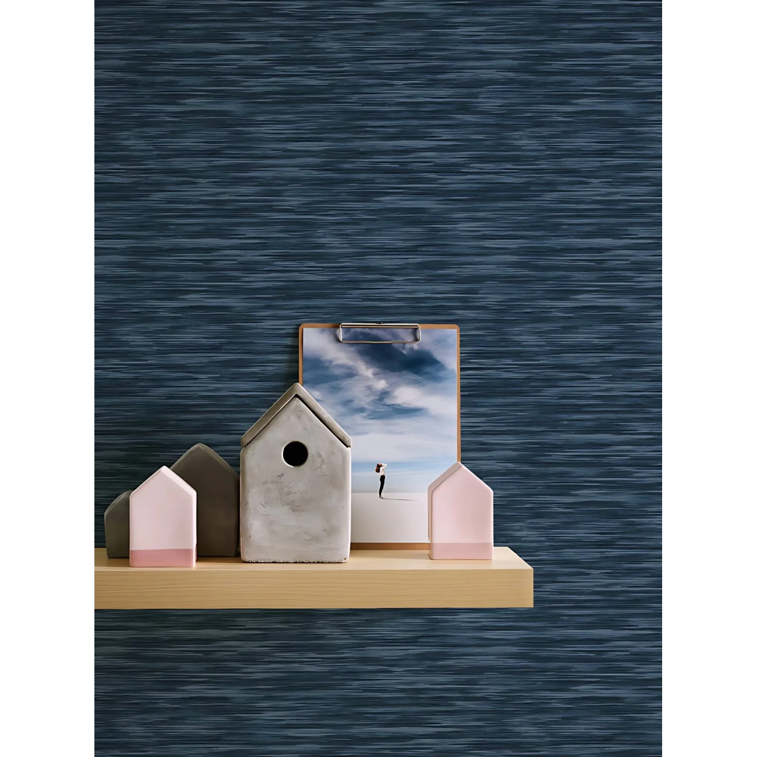 Blaue, matte Vliestapete mit Streifenmuster der Marke PROFHOME. Dekorative Tapete für Wohnräume.