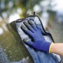 Blauer LUX Latex-Arbeitshandschuh Gr. 10 beim Fensterputzen mit Tuch.