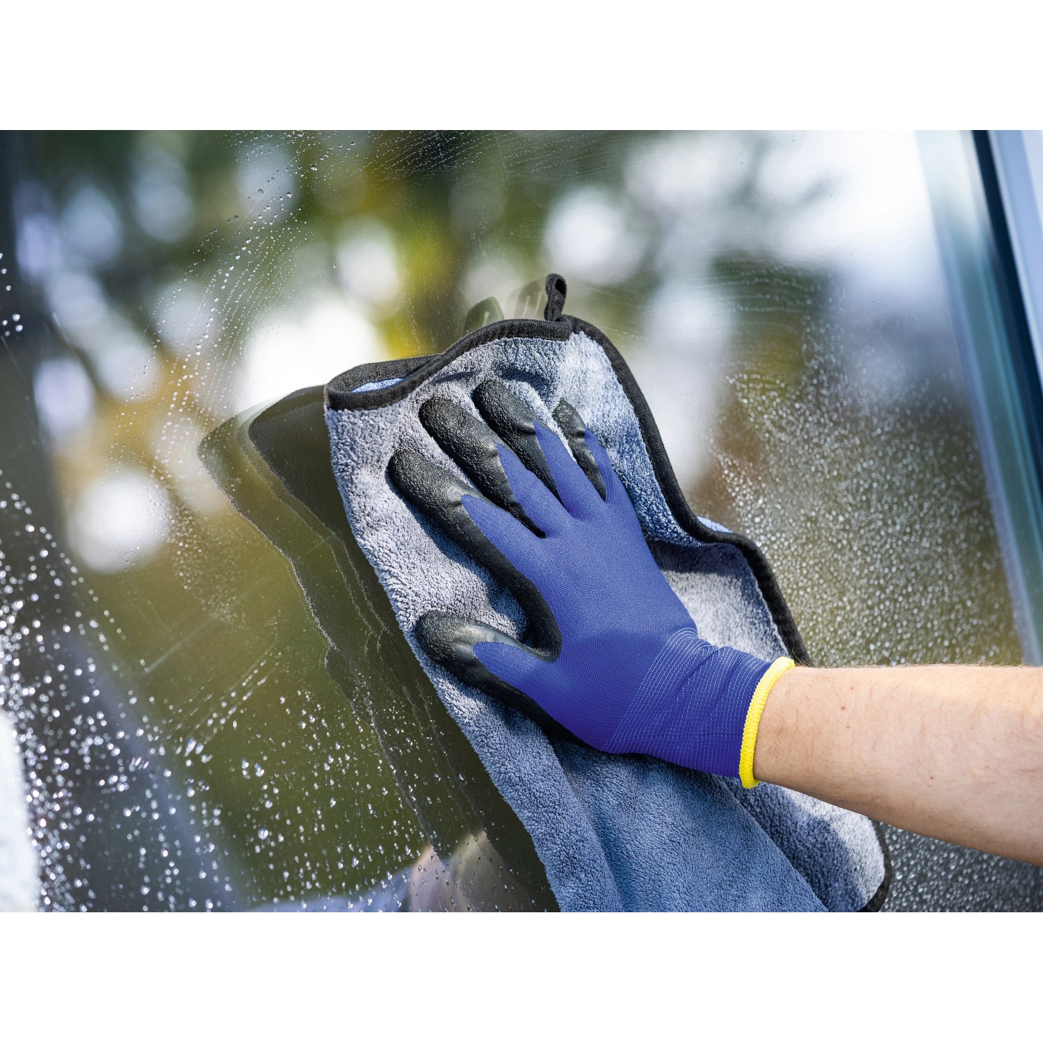 Blauer LUX Latex-Arbeitshandschuh Gr. 10 beim Fensterputzen mit Tuch.