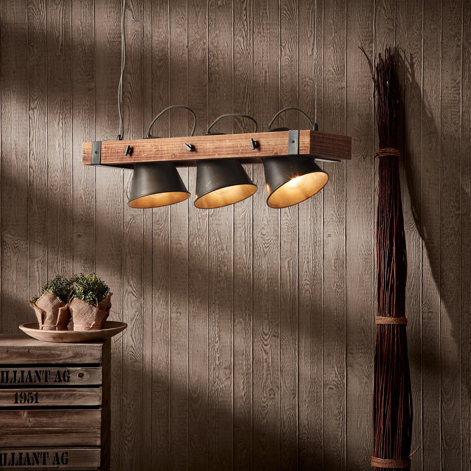 Brilliant Pendelleuchte Plow, 3-flammig, schwarz, aus Stahl und Holz.