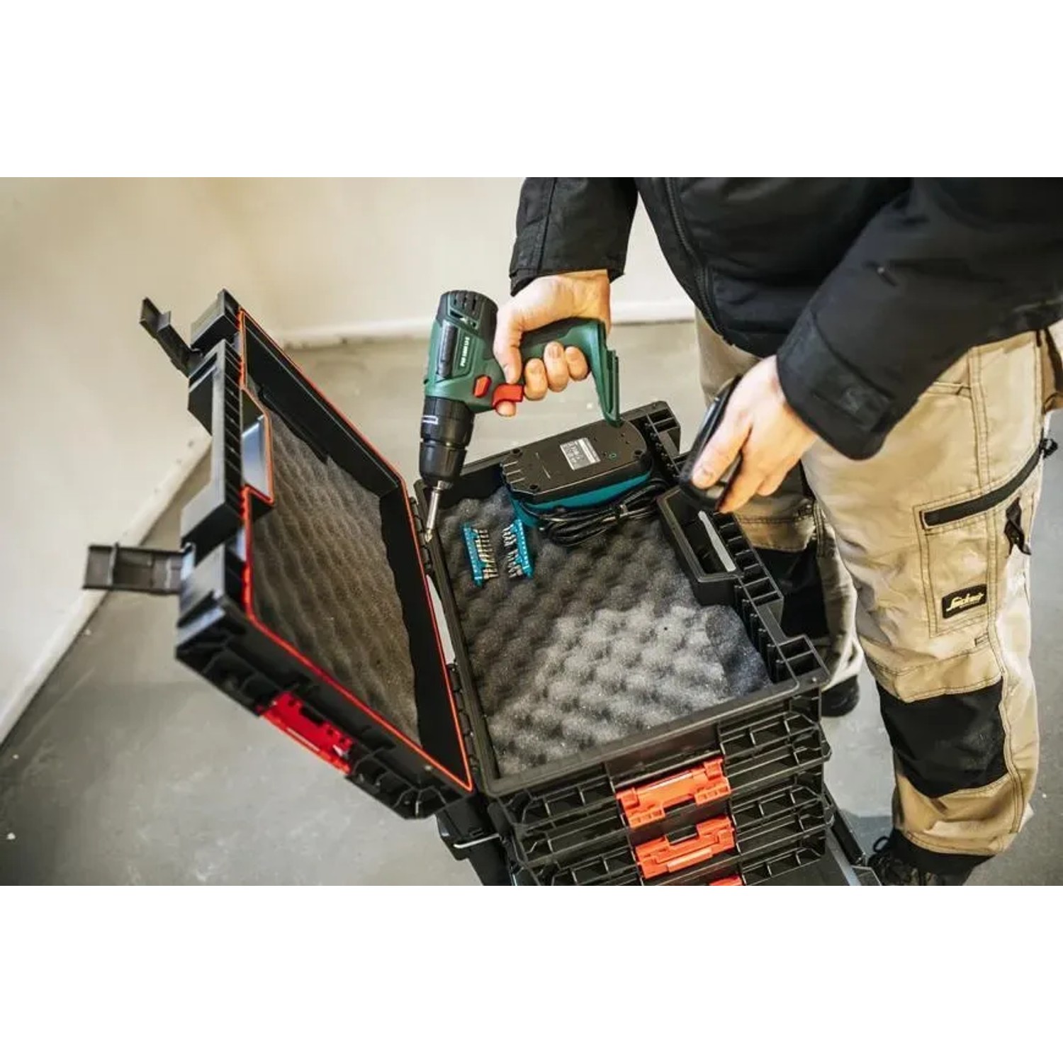 Offener, schwarzer PROREGAL QBRICK Werkzeugkasten Pro Toolbox mit Werkzeug und Akkuschrauber.