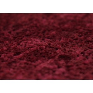 Nahaufnahme des bordeauxfarbenen Chenille-Stoffbezugs für den Sitzhocker. Weiche, strukturierte Oberfläche.