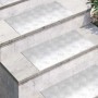 Silberne Aluminium Rautenscheiben mit Riffelblechmuster auf Betontreppen. Rutschfeste Stufenmatten für Innen- & Außenbereich.