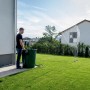 Metabo Akku-Pumpe TPF 18 LTX 2200 beim Bewässern des Gartens mit einem Regner.