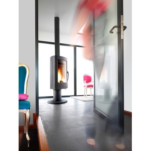 Schwarzer Wamsler Nizza Kaminofen (10 kW) aus Gusseisen im modernen Wohnraum.