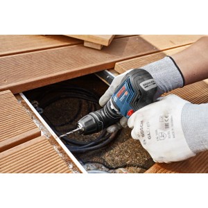 Hand bohrt mit kompaktem Bosch Professional Akku-Bohrschrauber GSR 12V-35 Flexi Click in Holz. Präzises Bohren.