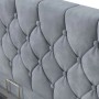 Detailaufnahme: Dunkelgraues Polsterbett 140x200 mit Chesterfield-Steppung und Samtbezug.