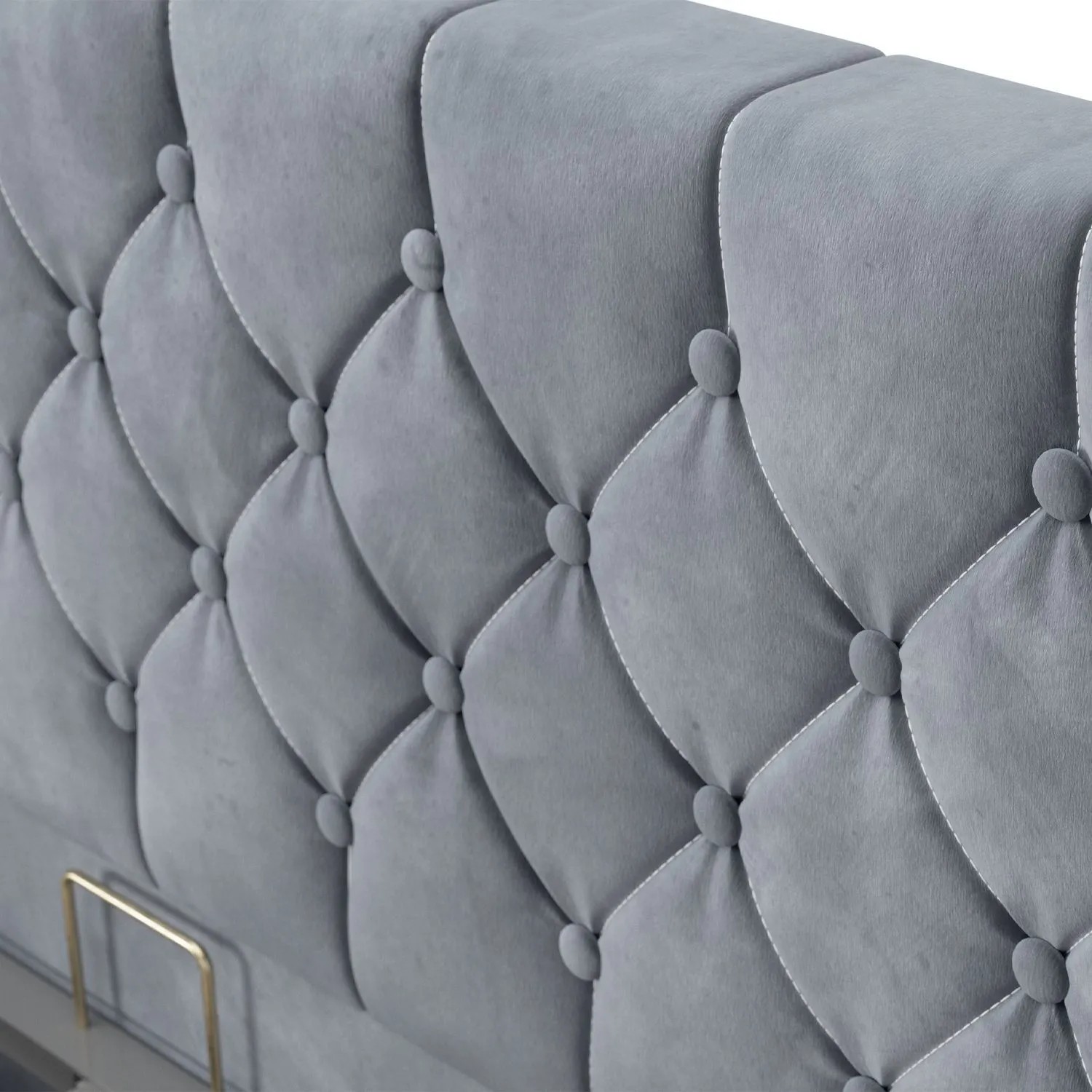 Detailaufnahme: Dunkelgraues Polsterbett 140x200 mit Chesterfield-Steppung und Samtbezug.