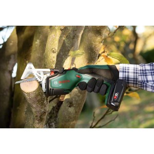 Bosch Akku-Gartensäge KEO 18 beim Schneiden eines Astes. Hochentaster mit Akku und Handschutz.
