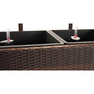 Detailaufnahme Pflanzkübel Polyrattan mit Rankgitter, coffee-braun, mit Bewässerungssystem.