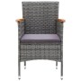 Grauer Rattan Gartenstuhl mit Akazienholz-Armlehnen und dunklem Sitzkissen, Teil des vidaXL Bistro-Sets.