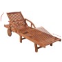 Sonnenliege aus Akazienholz mit verstellbarer Rückenlehne, Fußstütze und Tisch. Ideal für Garten und Terrasse.