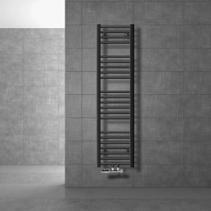 Anthrazitfarbener LuxeBath Badheizkörper 300x1400 mm mit gerader Anschlussgarnitur vor grauer Wand.