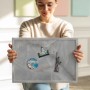 Dekorative Tulup Magnettafel mit silbernem Rahmen und grauem Marmor-Design, von Person gehalten, zeigt Reisemagnete. Ideal für Notizen und Fotos.