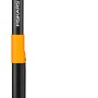 Fiskars Xact Unkrautstecher mit Teleskopstiel für rückenschonendes Unkraut entfernen.