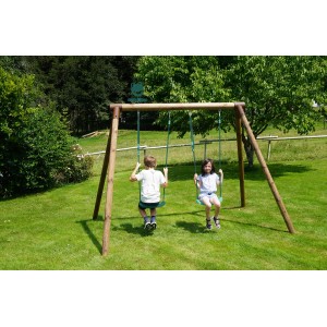 Soulet Holzschaukel Alizee mit zwei Kindern im Garten.