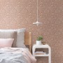 ESTAhome Vliestapete mit zartem Blumenmuster in Terrakottarosa an einer Wand im Schlafzimmer.