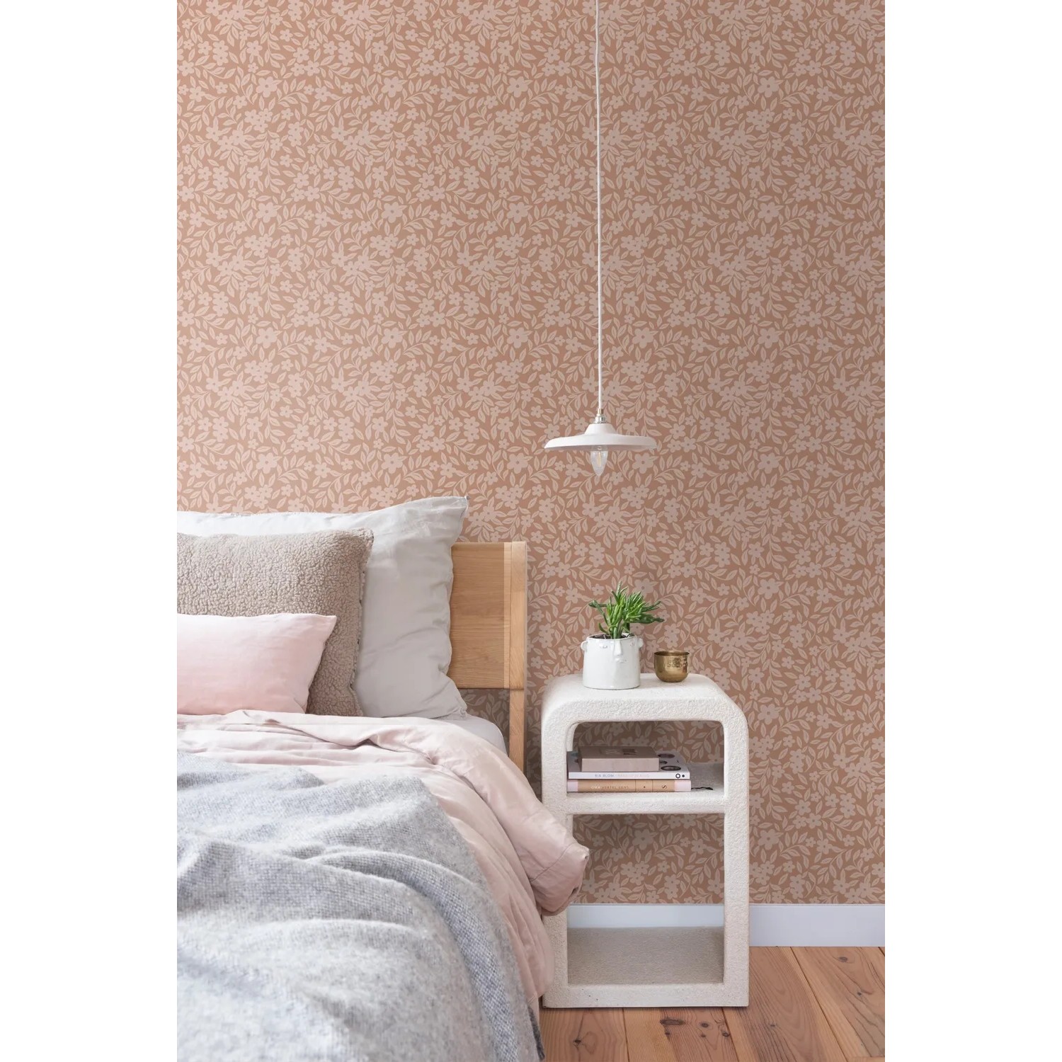 ESTAhome Vliestapete mit zartem Blumenmuster in Terrakottarosa an einer Wand im Schlafzimmer.
