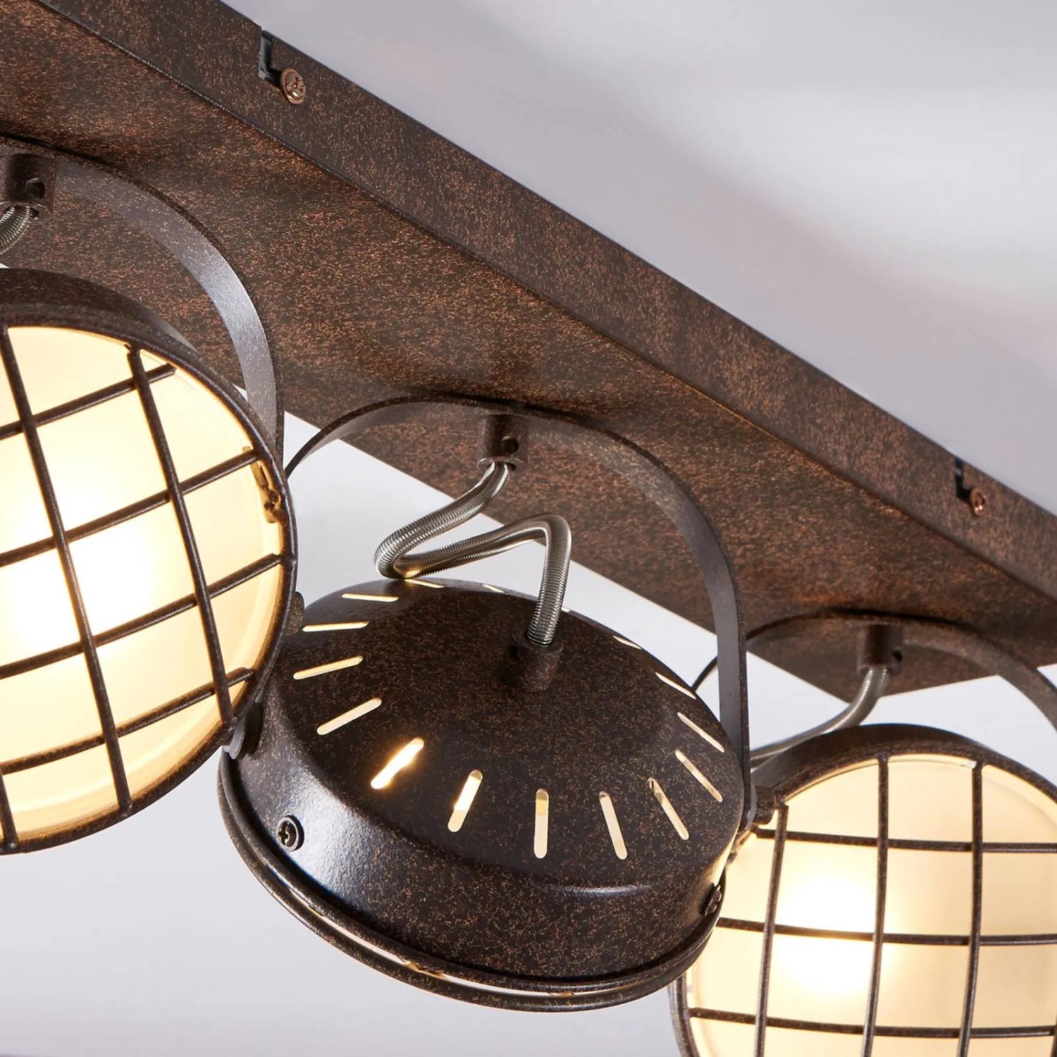 Lindby Tamin Strahler, 3-flammig, braun, im Vintage Industrie-Stil für Wohnzimmer.