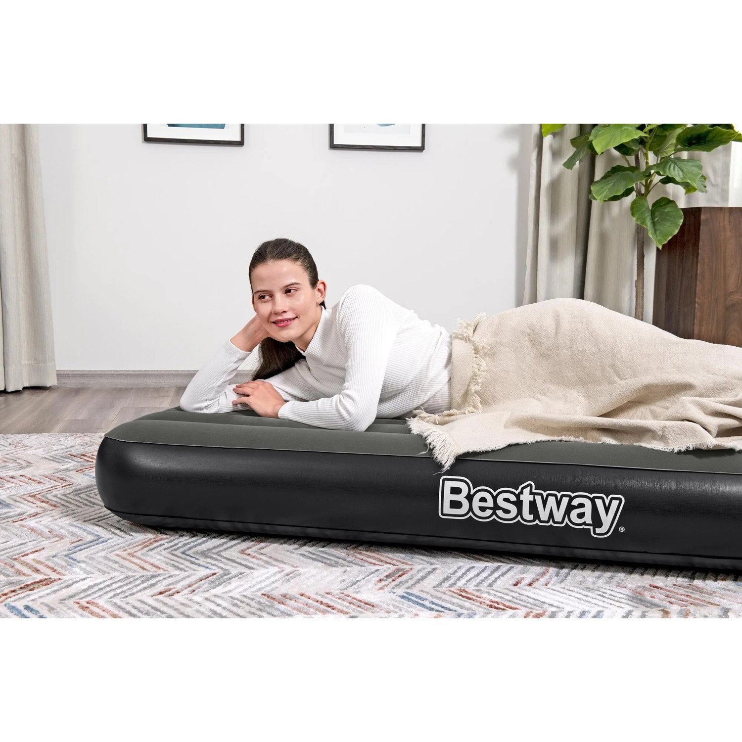 Bestway TriTech Luftbett für 1 Person, 185x76x25cm, mit liegender Person und Decke.