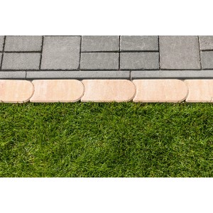Diephaus Rasenmähkante Rando Sandstein als Beeteinfassung im Garten.