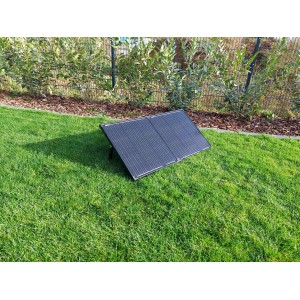 Technaxx Solarkoffer TX-215, 100W, faltbar, auf Rasenfläche. Ideal für Camping & Zubehör.