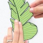 Anbringen des Komar Wandstickers Blätterwald (70x50 cm) als Wanddeko.