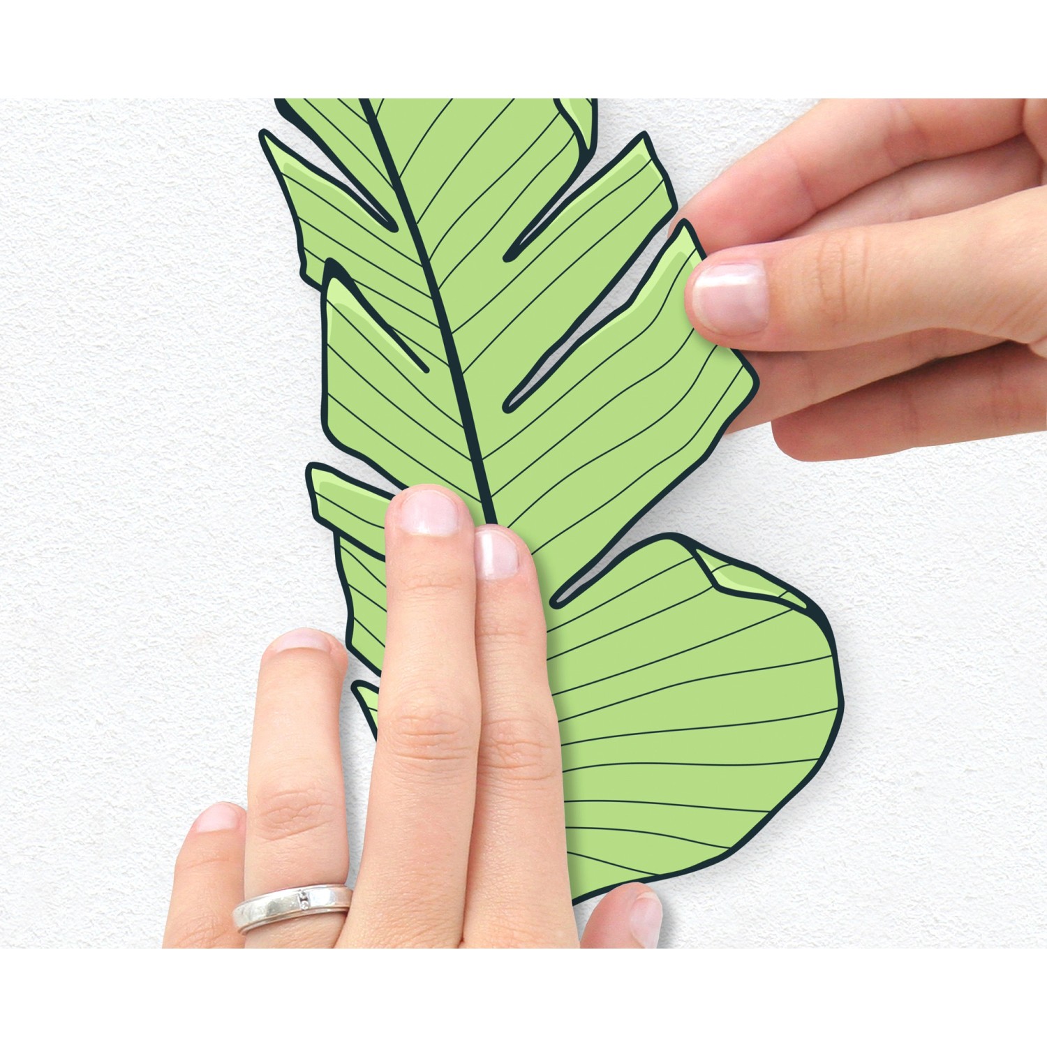 Anbringen des Komar Wandstickers Blätterwald (70x50 cm) als Wanddeko.