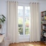 Creme-farbener Moondream Wärmeschutzvorhang Cocoon mit Ösen vor Fenster.