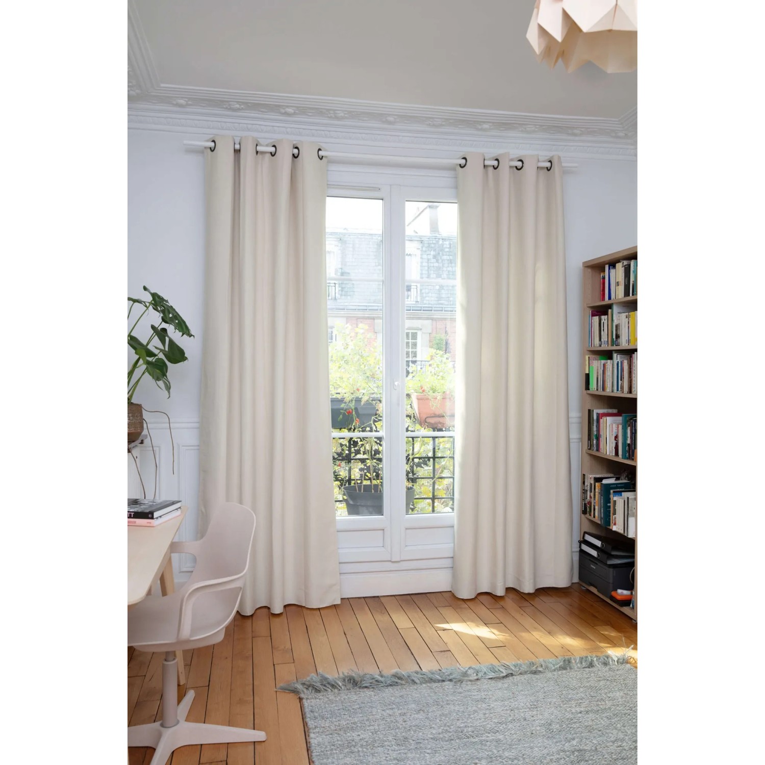Creme-farbener Moondream Wärmeschutzvorhang Cocoon mit Ösen vor Fenster.
