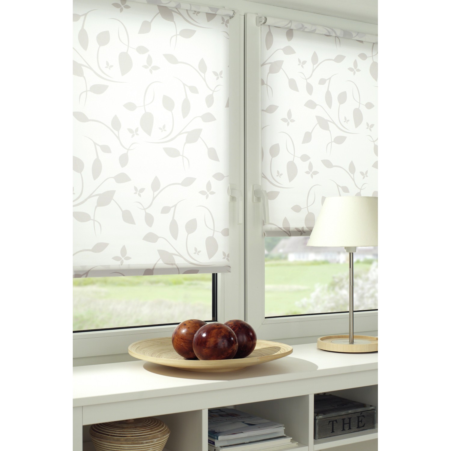 Gardinia EasyFix Rollo Dekor Scandinavian, 75x150 cm, weiß/natur mit Blätter- und Schmetterlingsmuster.