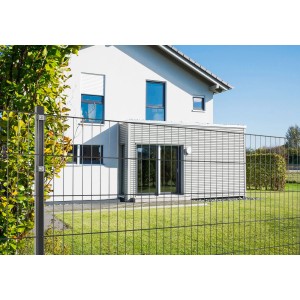 Anthrazitfarbenes Einzelstabmattenzaun-Set (3 Stück) vor einem Haus mit Garten.