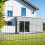 Anthrazitfarbenes Einzelstabmattenzaun-Set (3 Stück) vor einem Haus mit Garten.